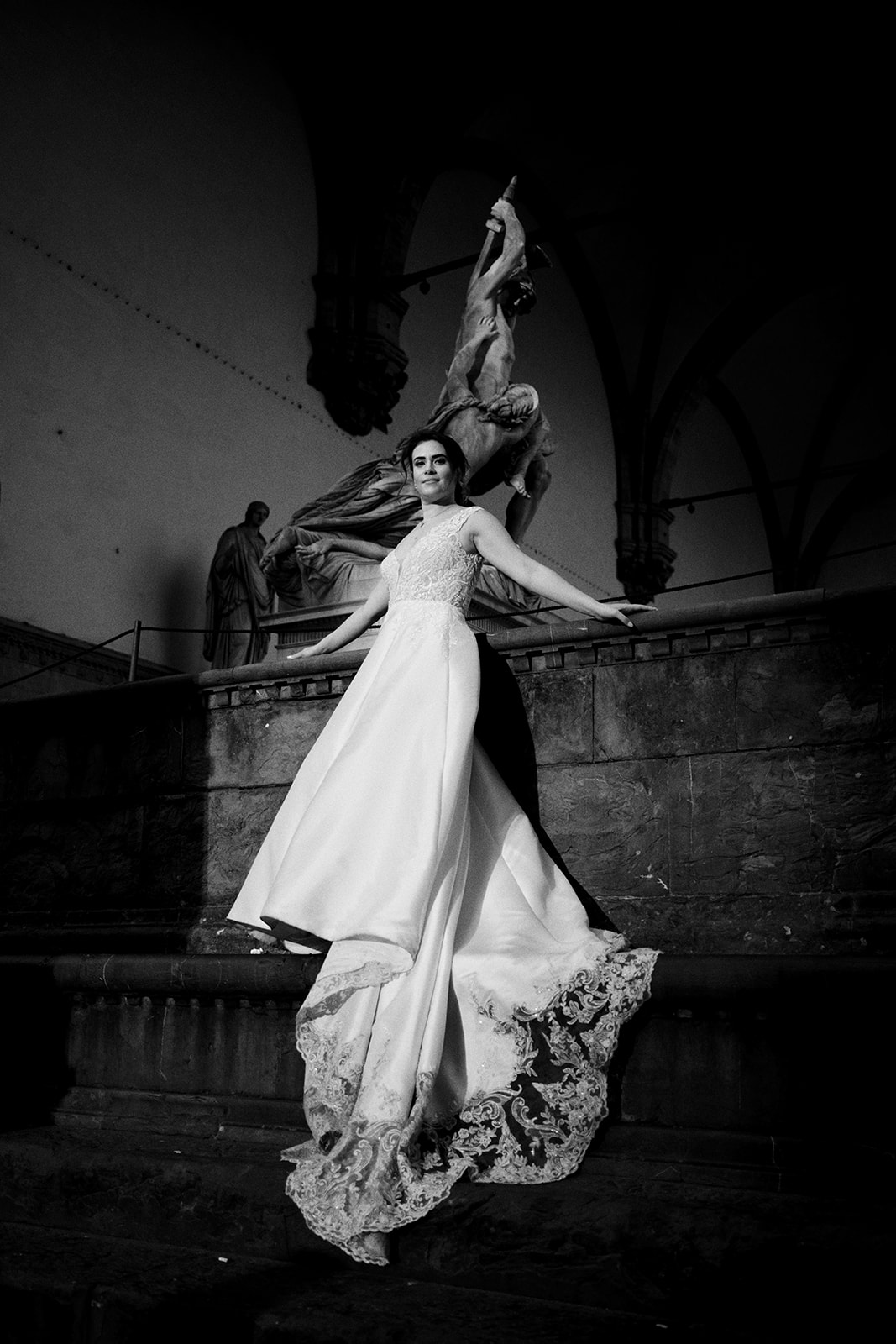 Bride before the Loggia dei Lanzi statues in Florence