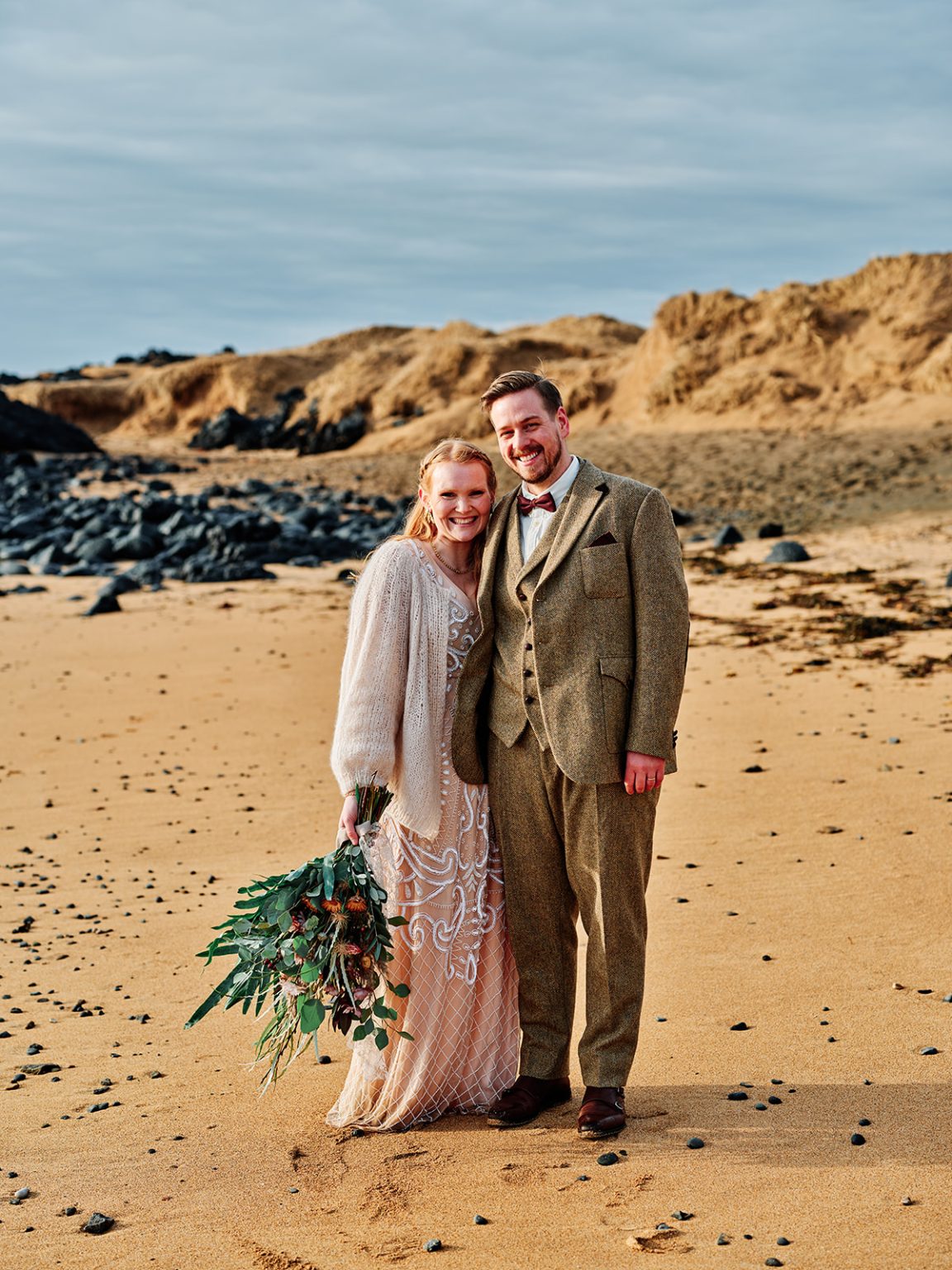 An embrace by the water at dawn, a Hótel Búðir elopement