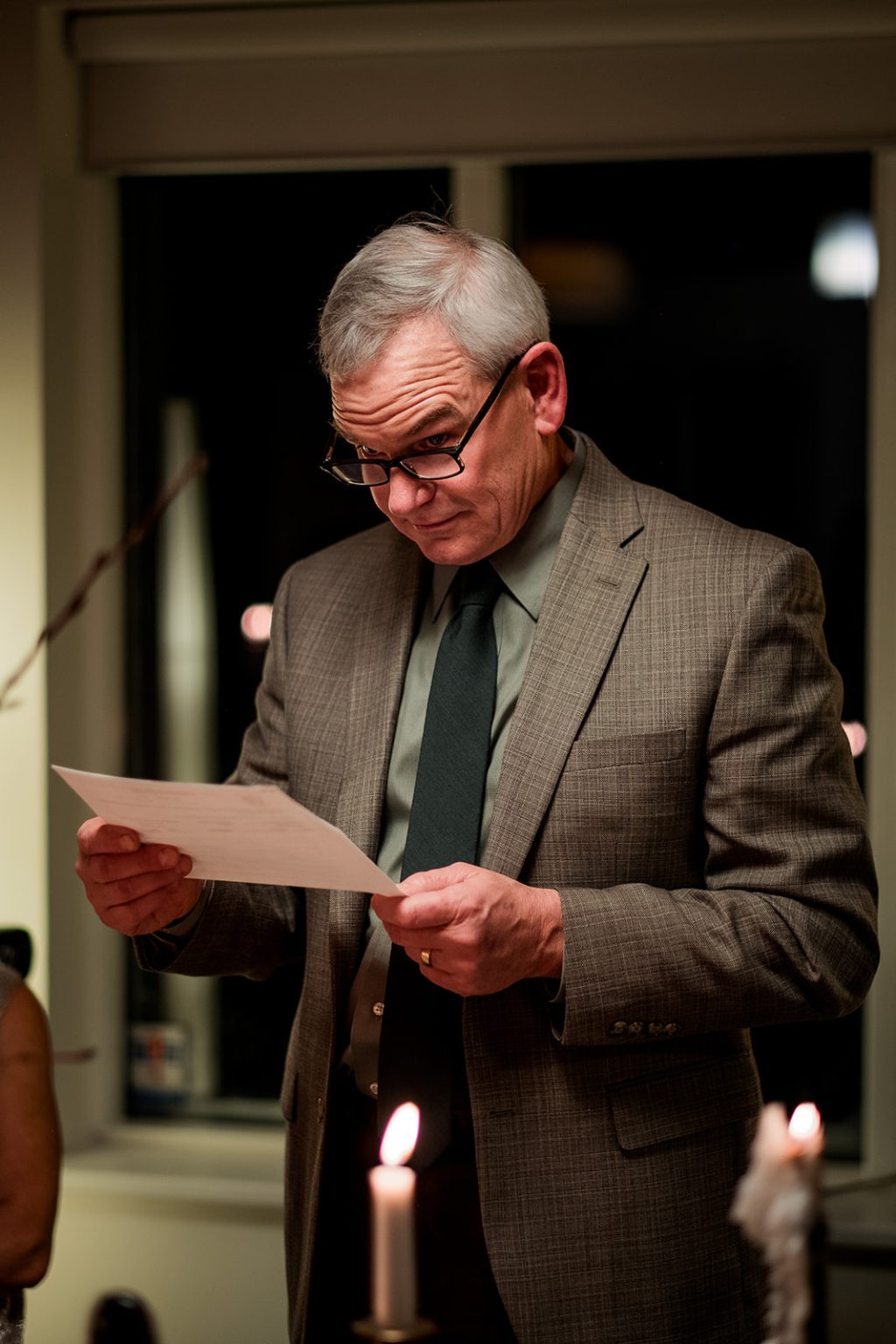 A guest giving a speech at the winter wedding dinner