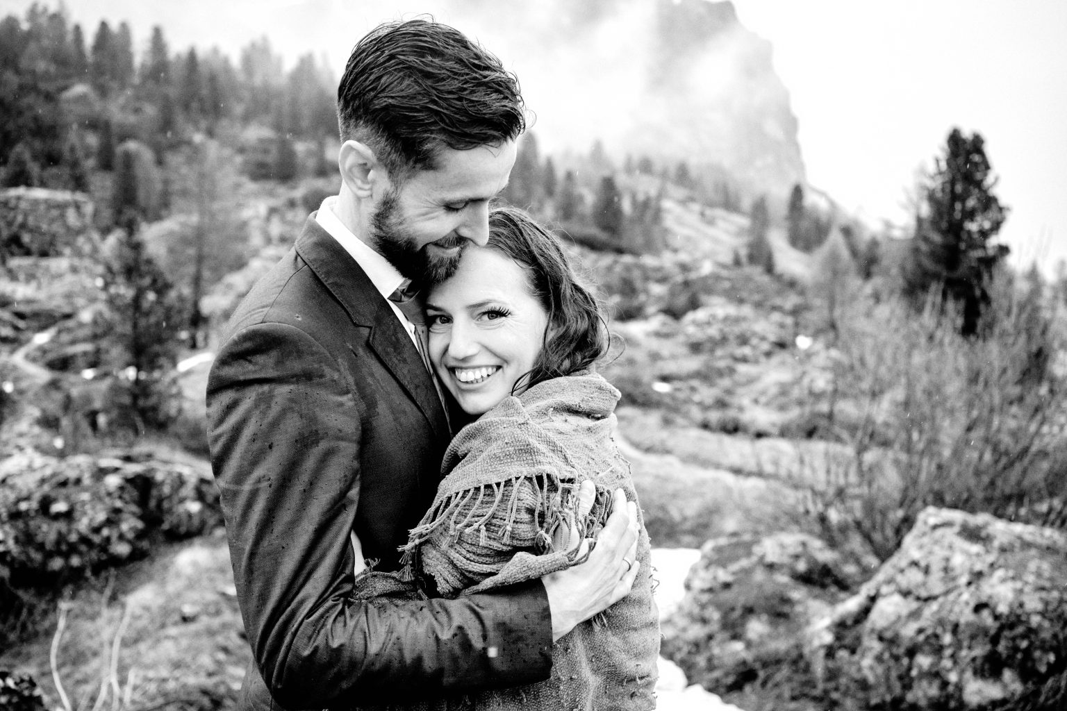 Simona and Marius close together in the mountains, Dolomites elopement