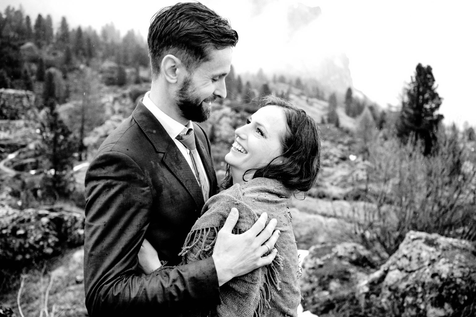 Couple in the peaks, black and white, Passo Gardena
