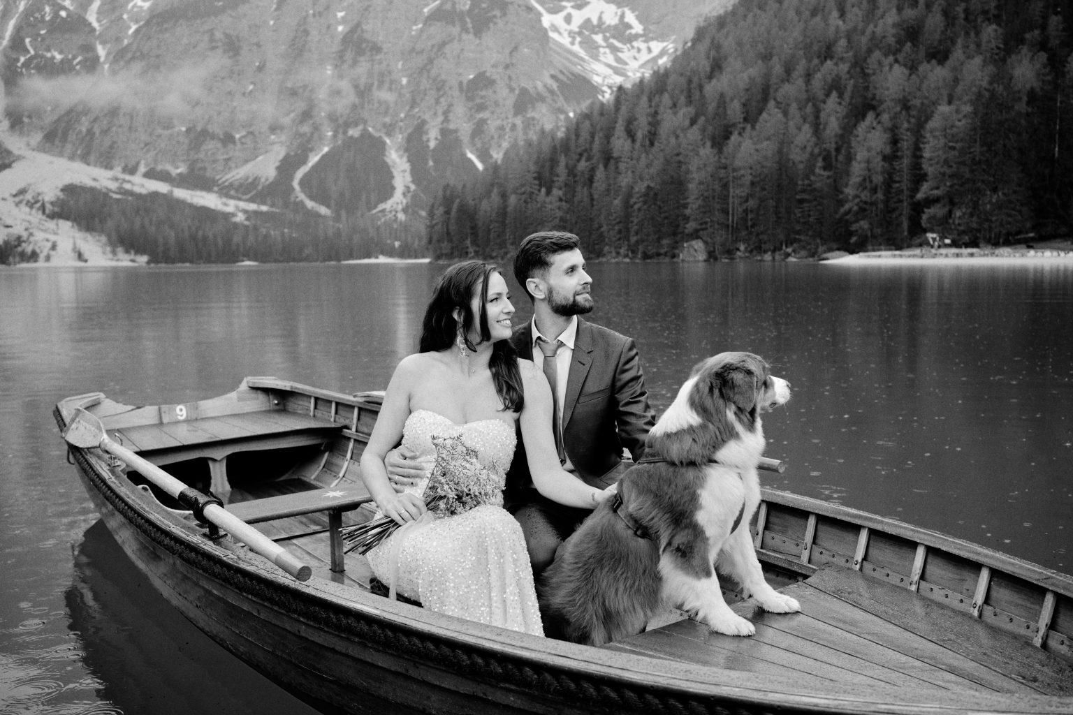 Simona and Marius with Moka in a wooden rowboat, black and white, Lago di Braies