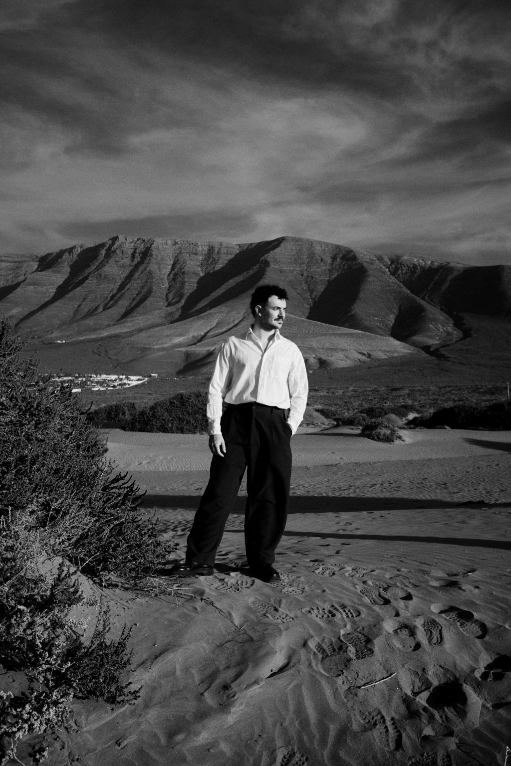 Riccardo in the dunes, black and white, Lanzarote