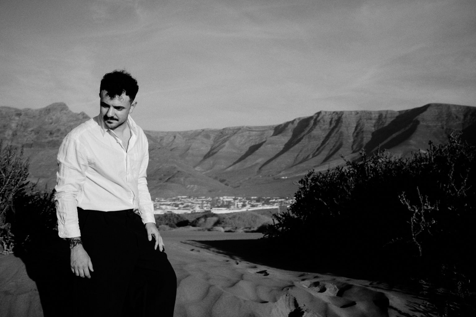 Riccardo at sunset in the dunes, black and white, Lanzarote