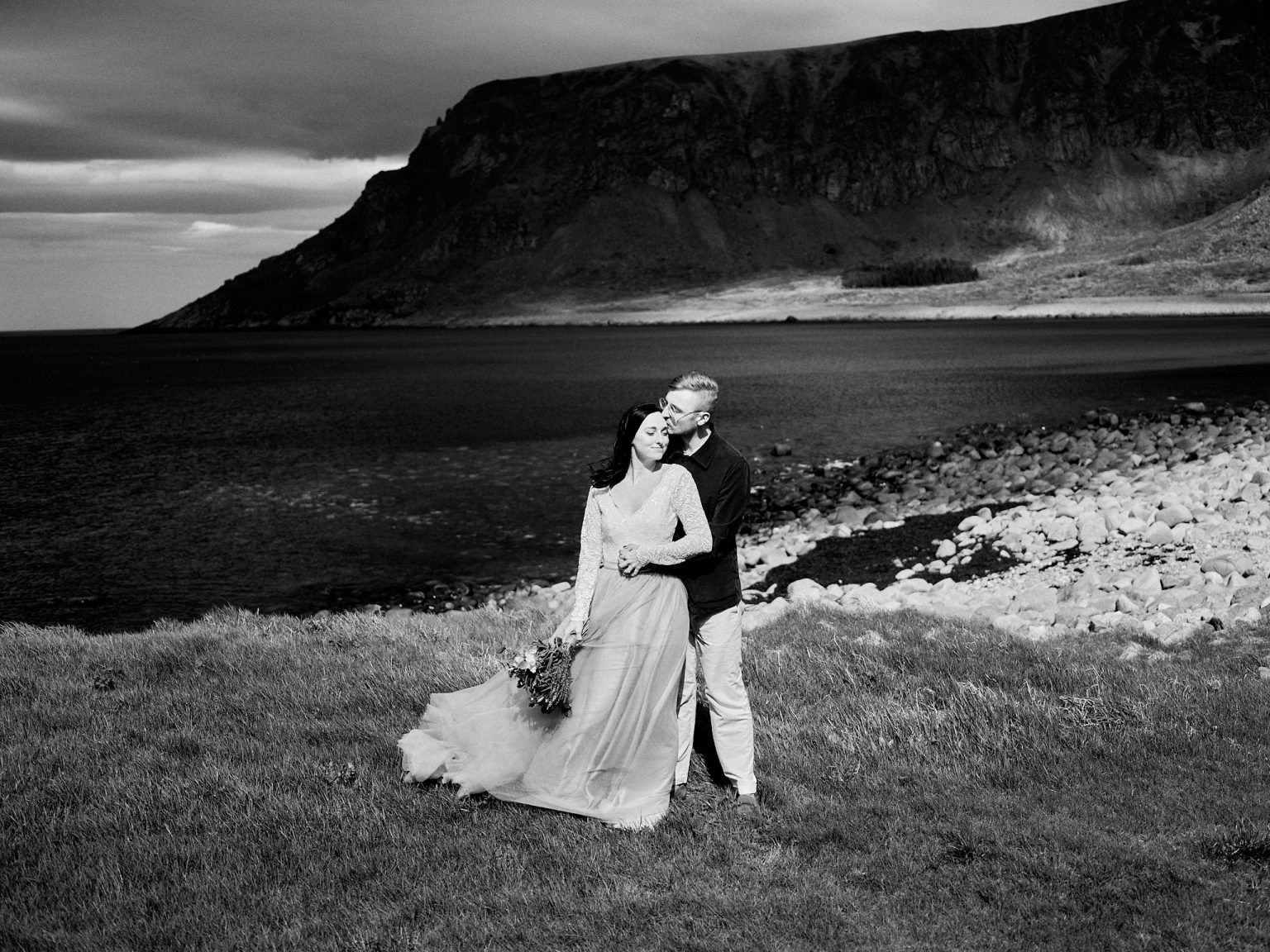 Sophie and Johan on a Lofoten beach, black and white