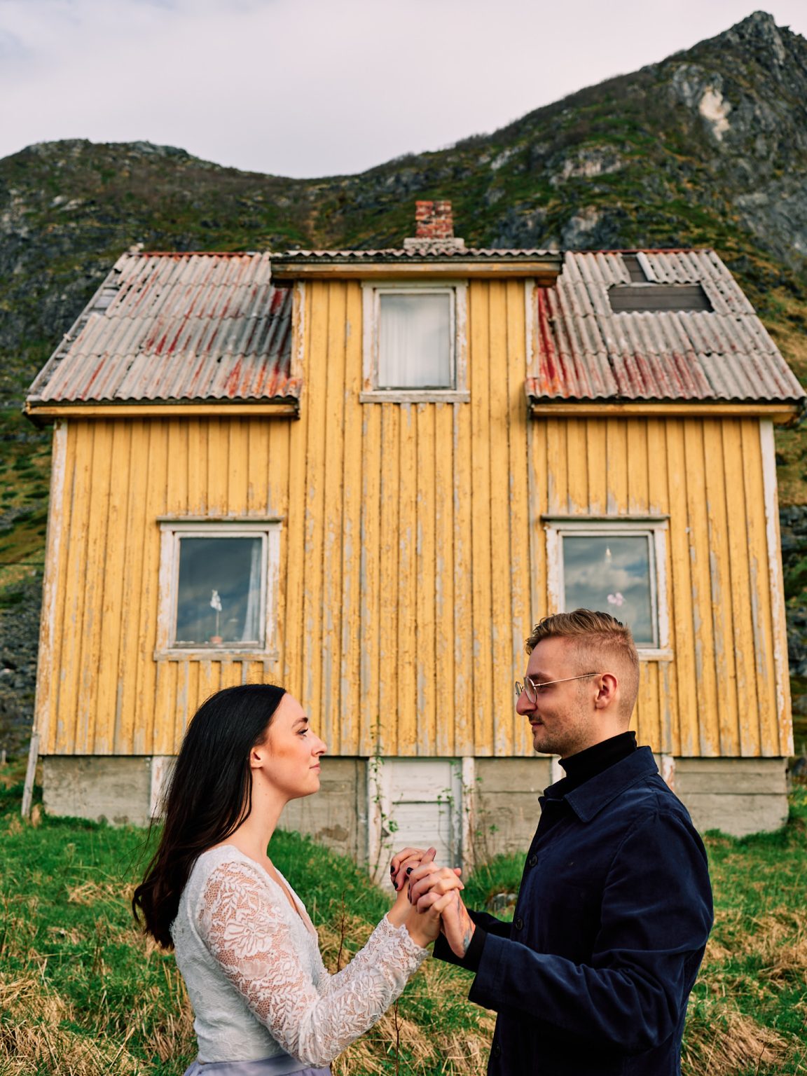 Sophie and Johan in front of a yellow Lofoten house