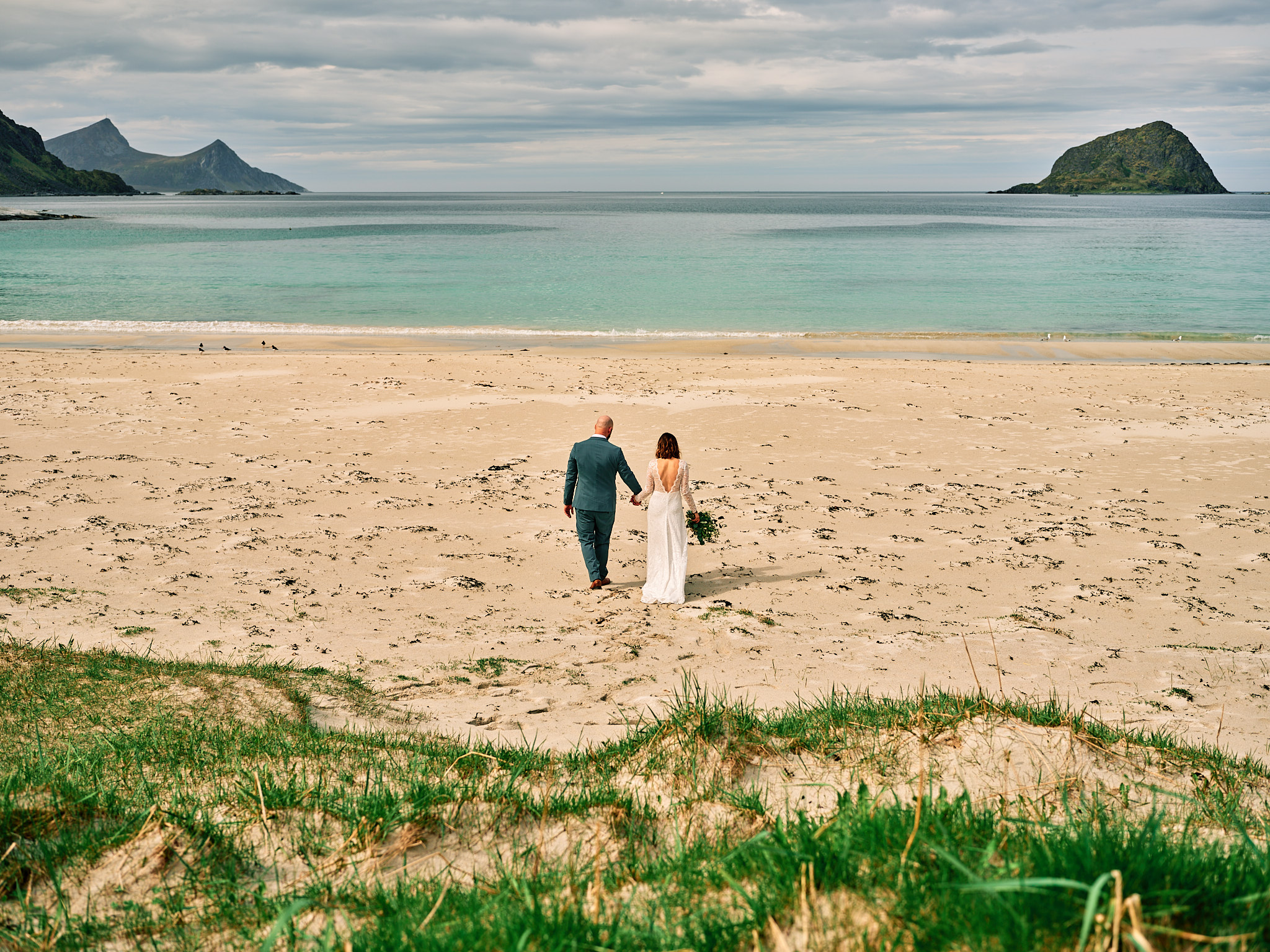 A couple on the clifftop at Ryten above Kvalvika beach