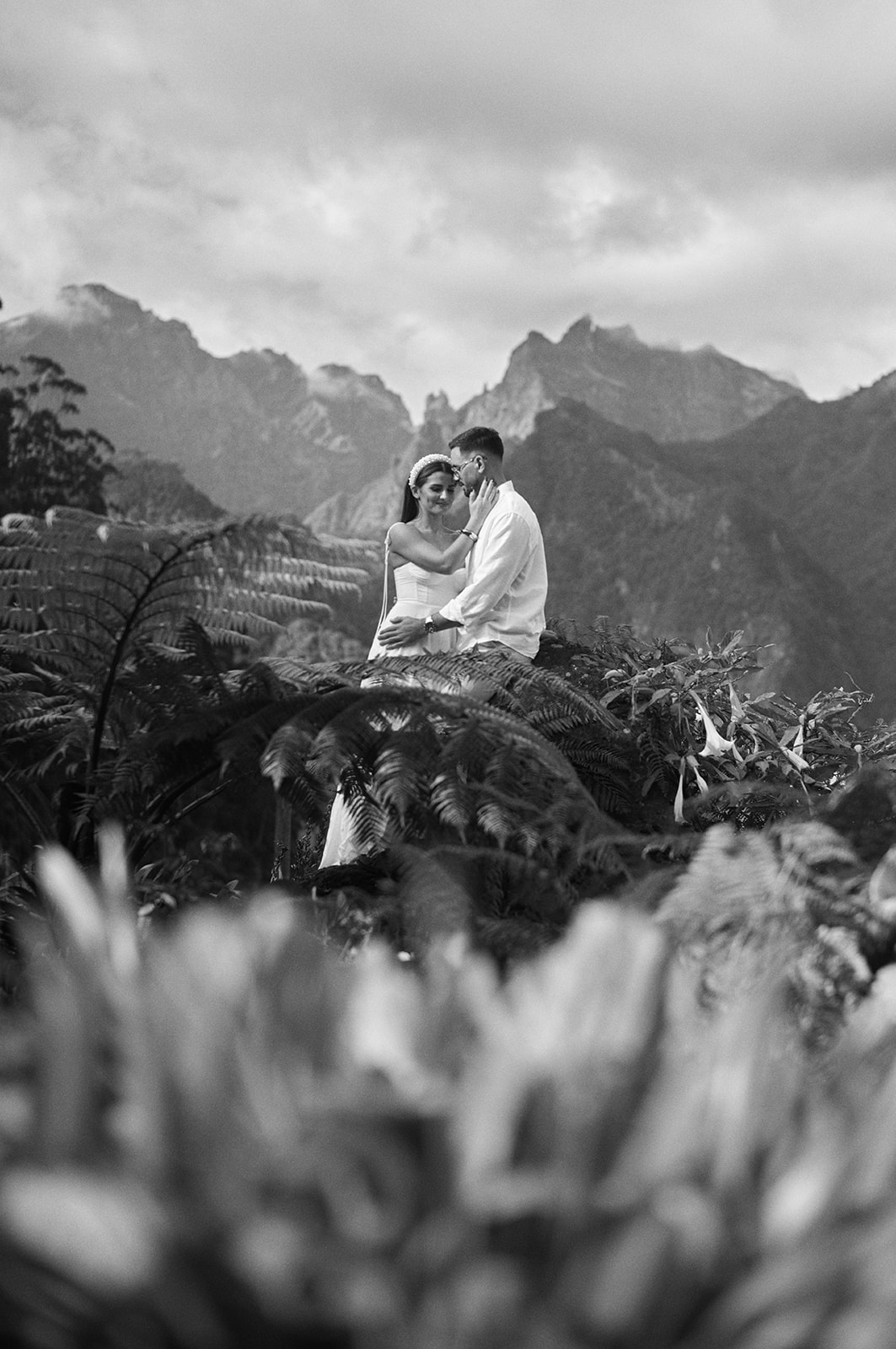Black and white embrace in the forest at Parque das Queimadas