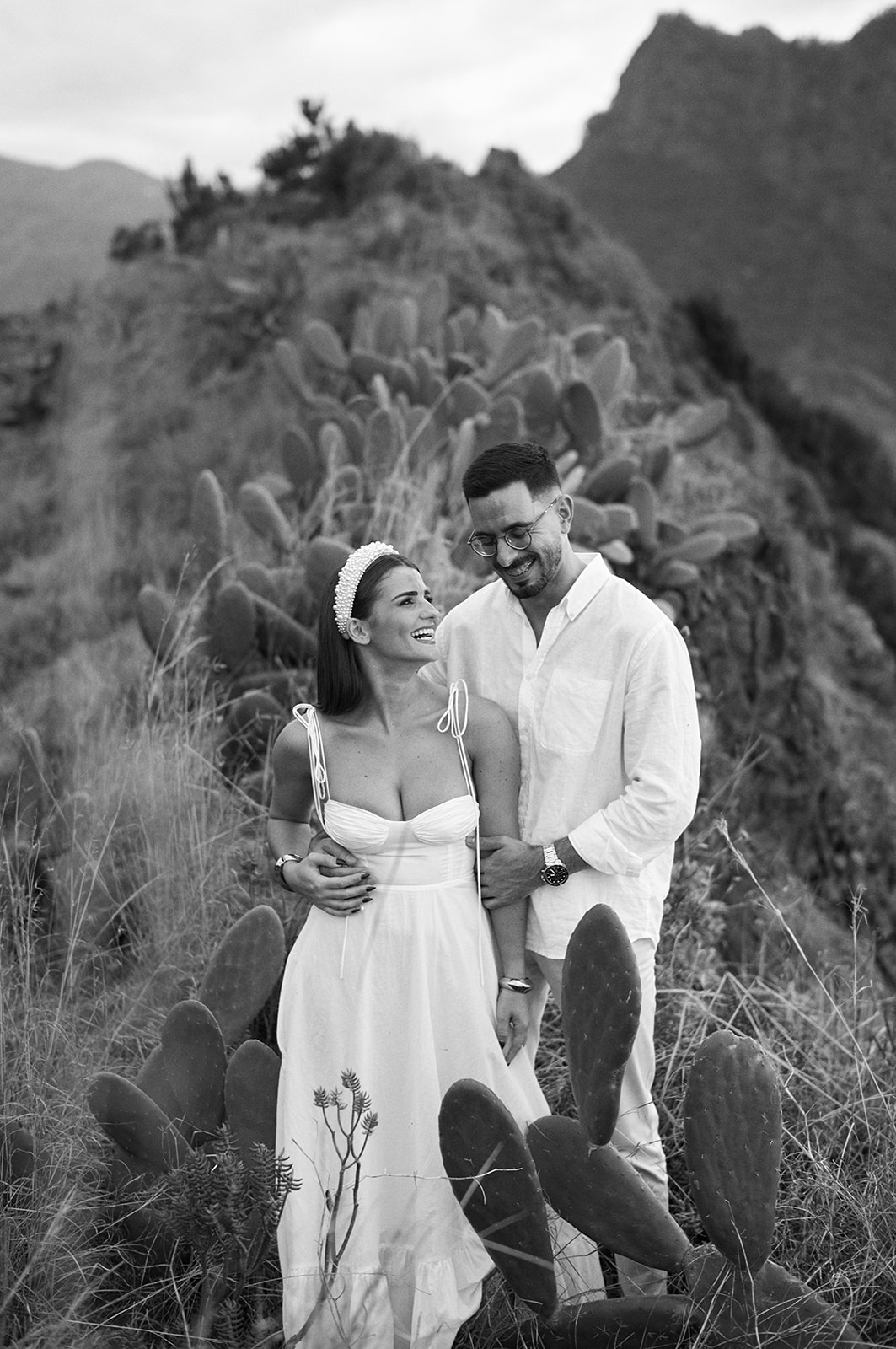 Couple at Miradouro do Boqueirão on the Madeira north coast, black and white