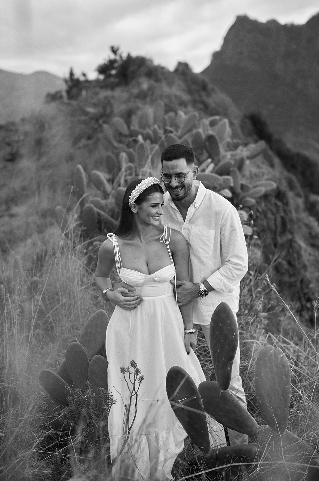 Black and white portrait of an eloping couple at Miradouro do Boqueirão