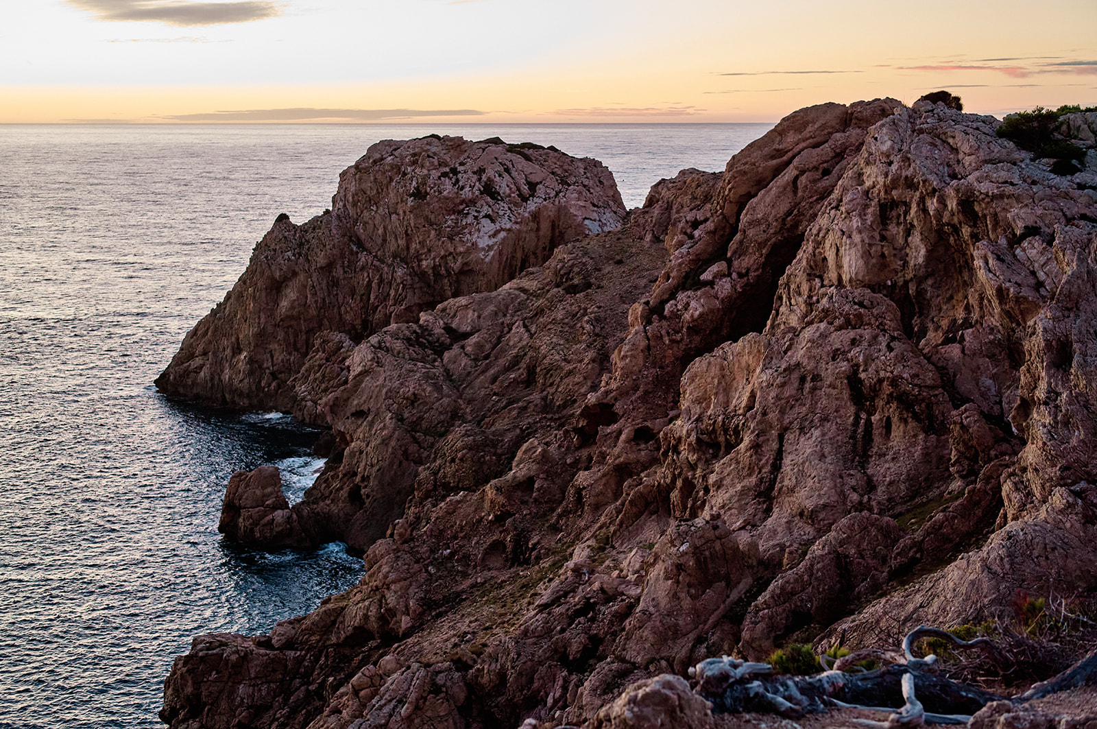 Bride and groom on the east coast of Mallorca at sunrise