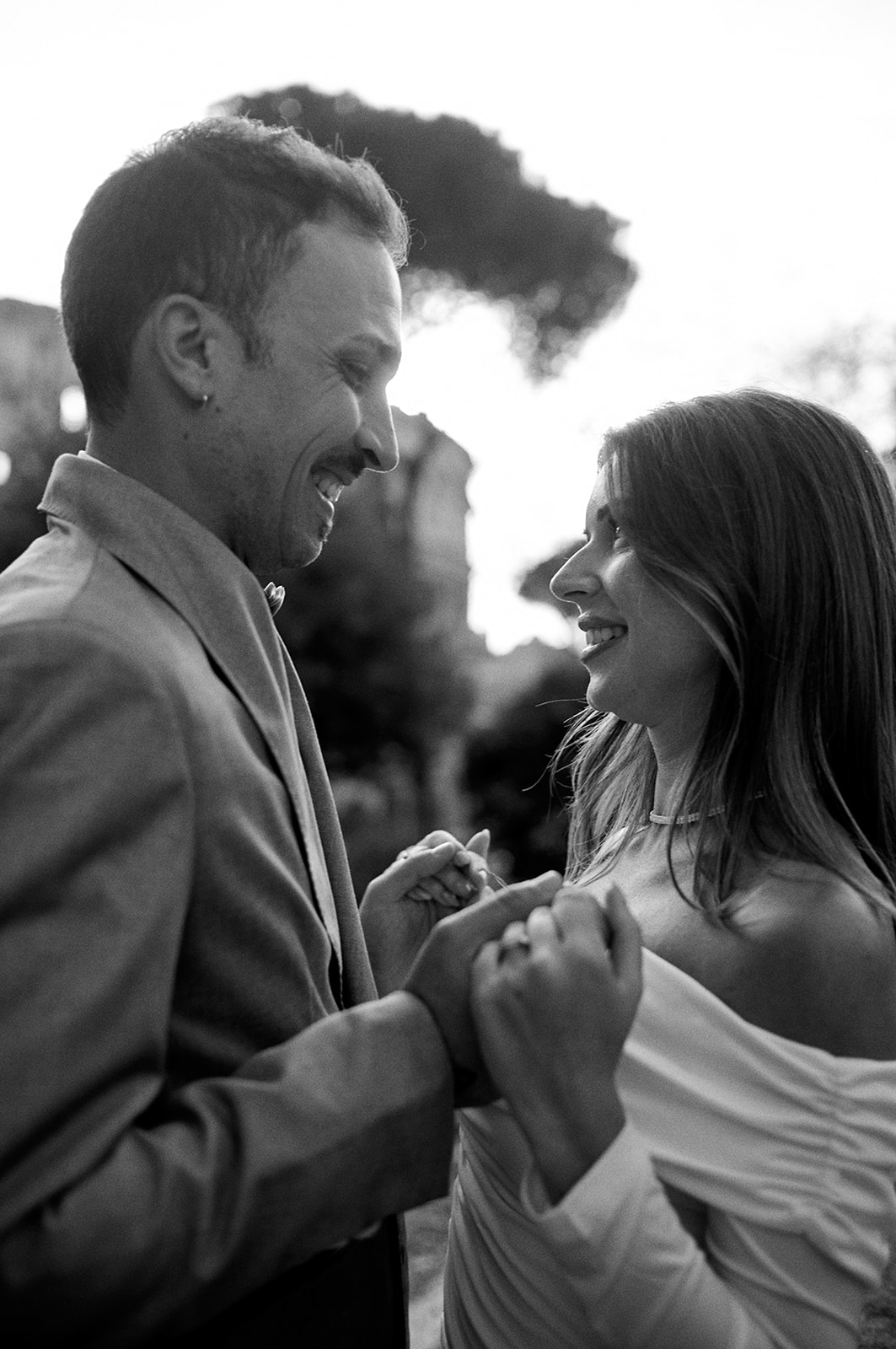 Rome elopement photographer at the Colosseum