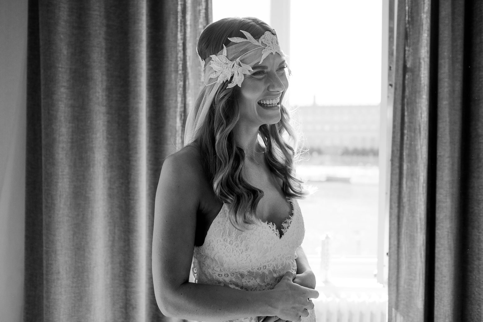 The bride's veil and headpiece being put on