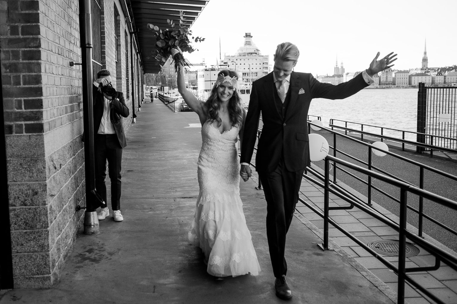 Bride and groom arriving at Fotografiska on the waterfront