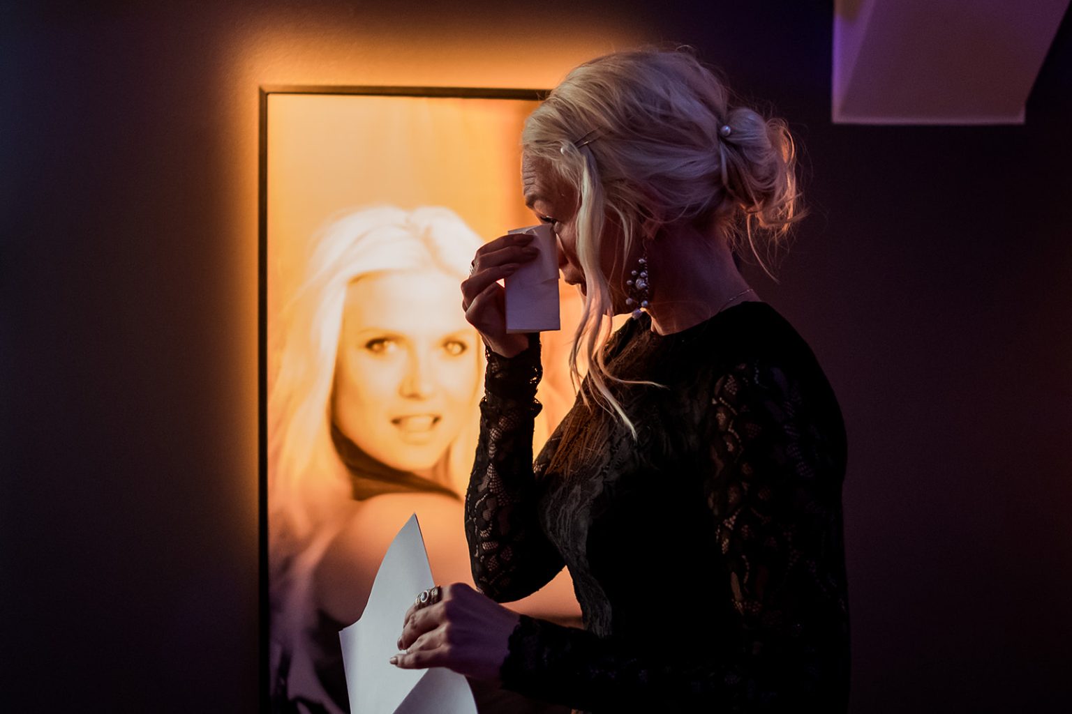 A hug by the artwork during the Fotografiska reception