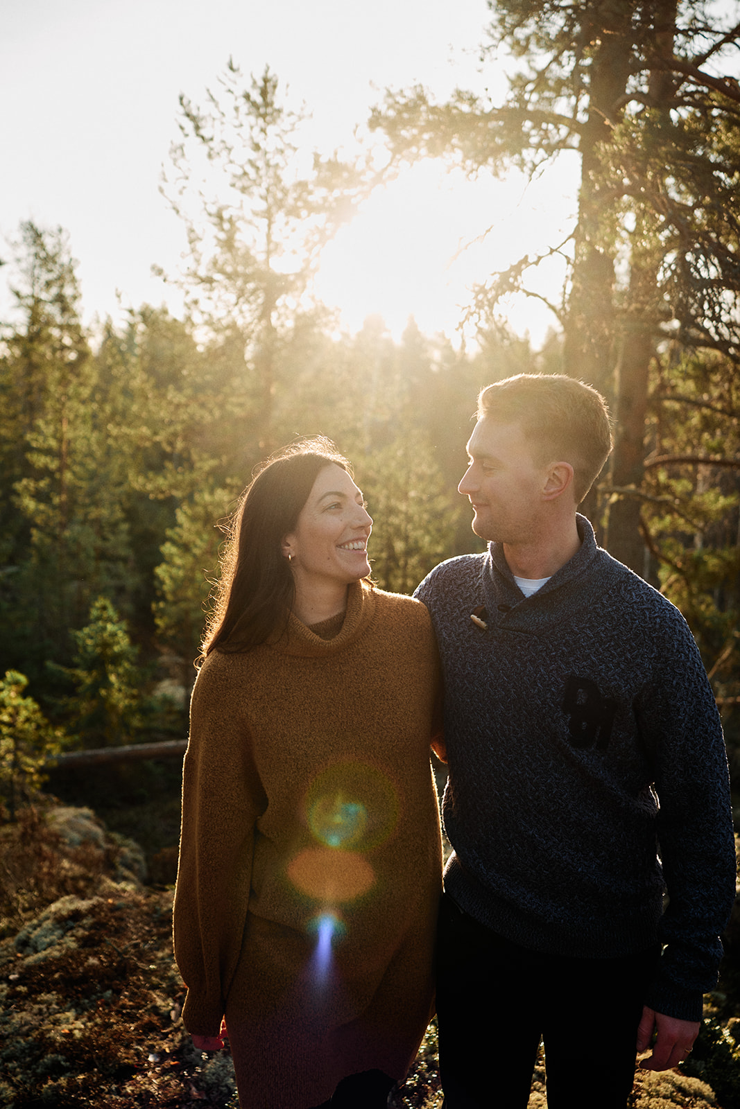 Engaged couple in the pine forest around the Hop Farm Beach cabin, Söderhamn - Nordica Photography