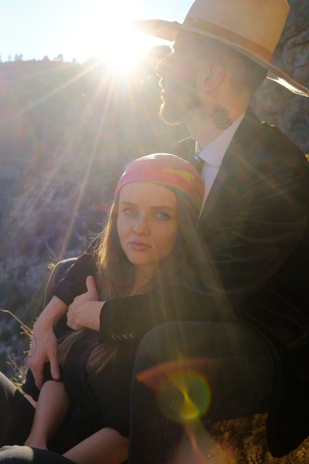 A close portrait of the couple with sun flare, Valencia wedding photographer