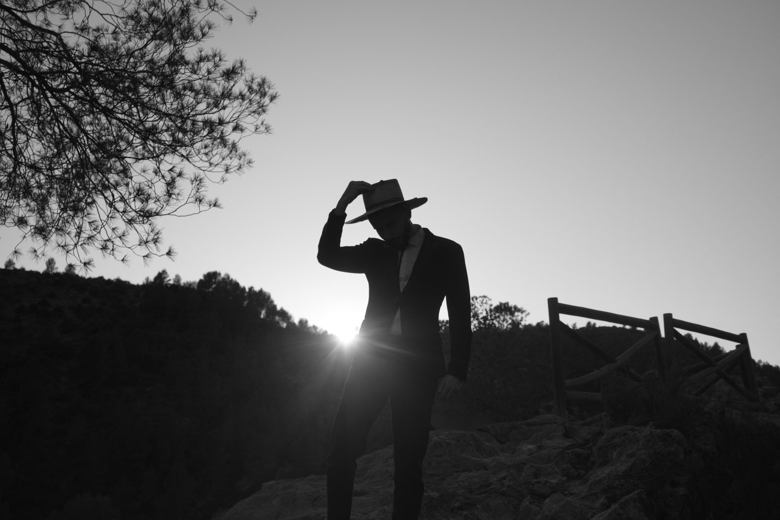 A silhouette on the ridge in black and white, a Valencian gorge