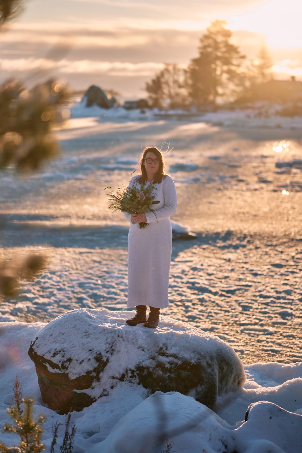 The bride in the low winter sun, a winter elopement in Sweden
