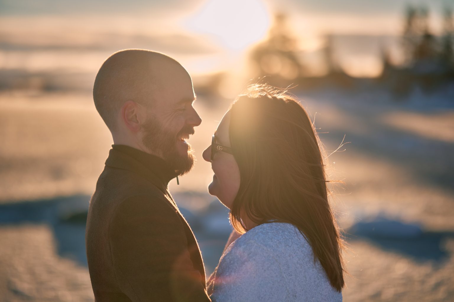 Faces together in the winter sun, elope in Sweden