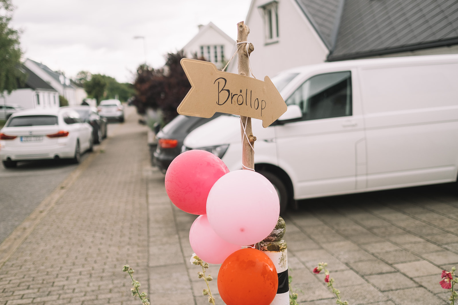 A wedding sign and balloons on Strandvägen in Lomma