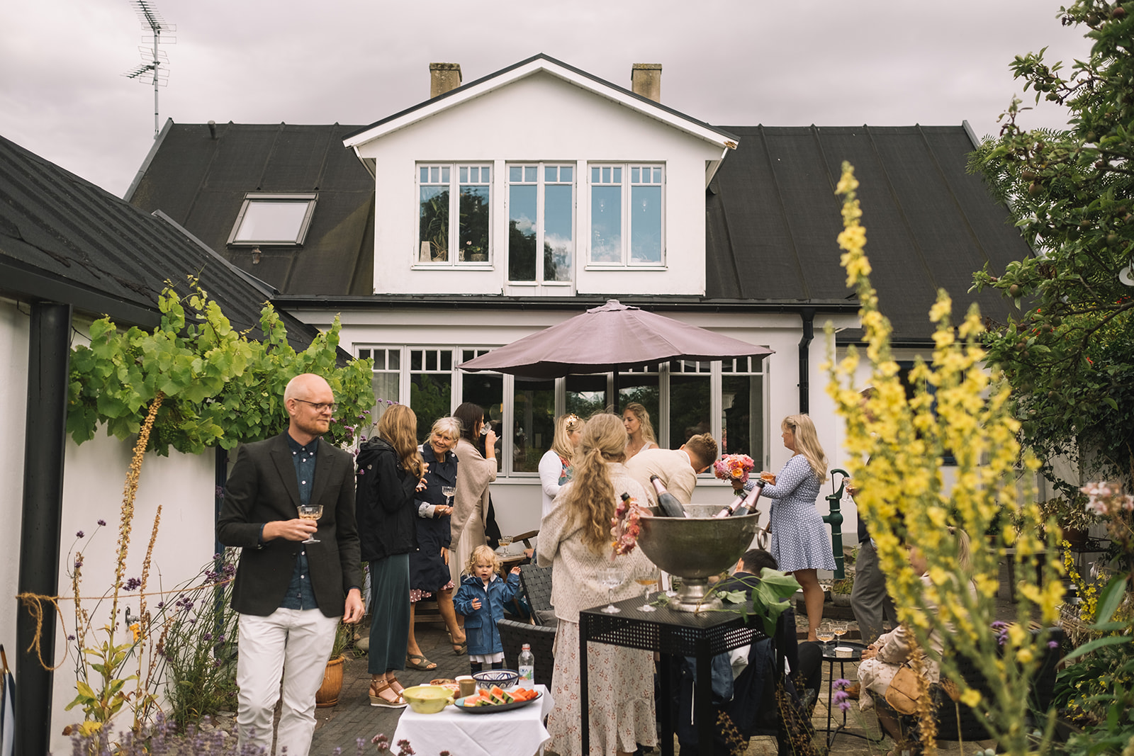 The house and garden at Strandvägen, guests arriving