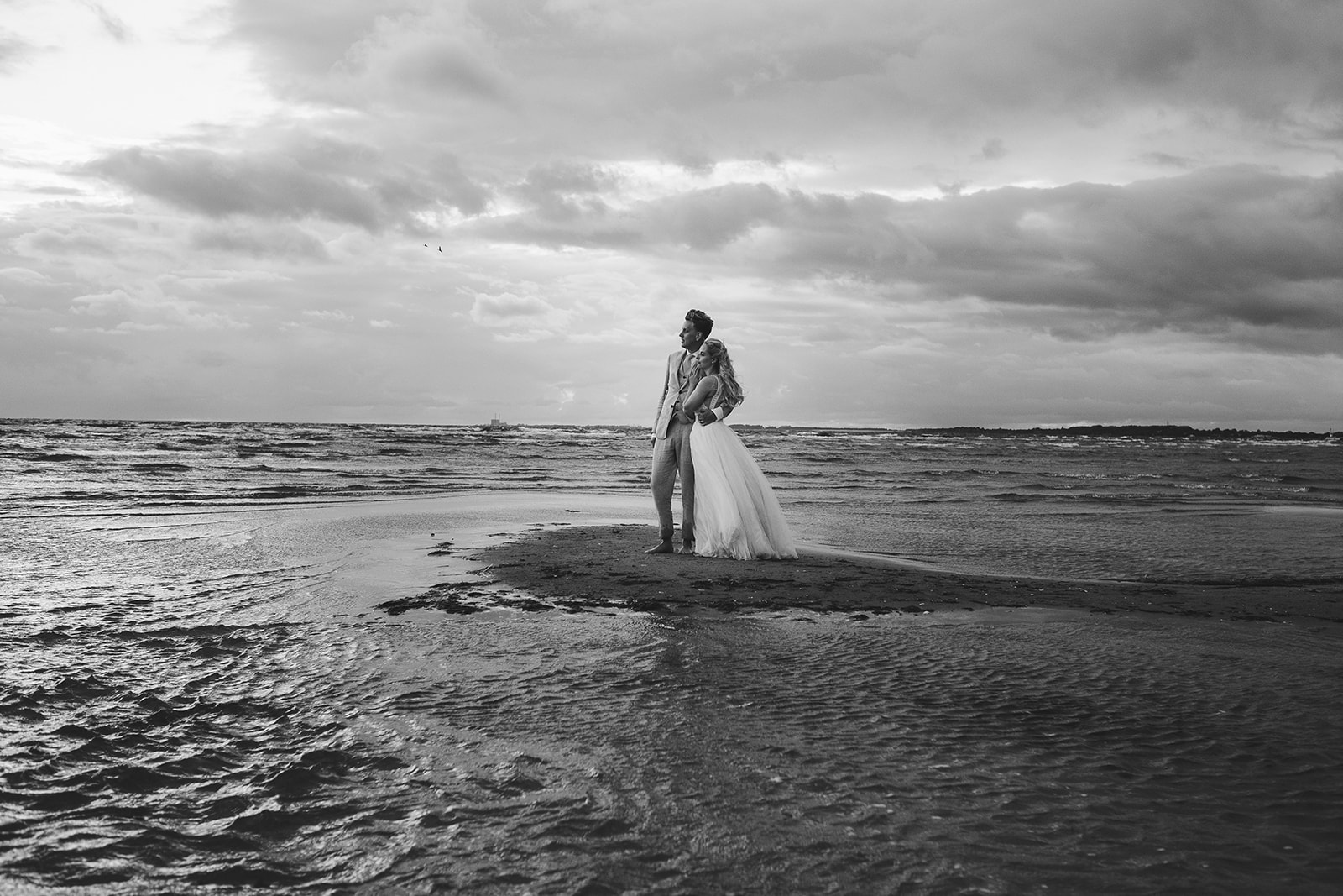 Bröllopsfotograf Malmö, the couple in the sea at Lomma at sundown