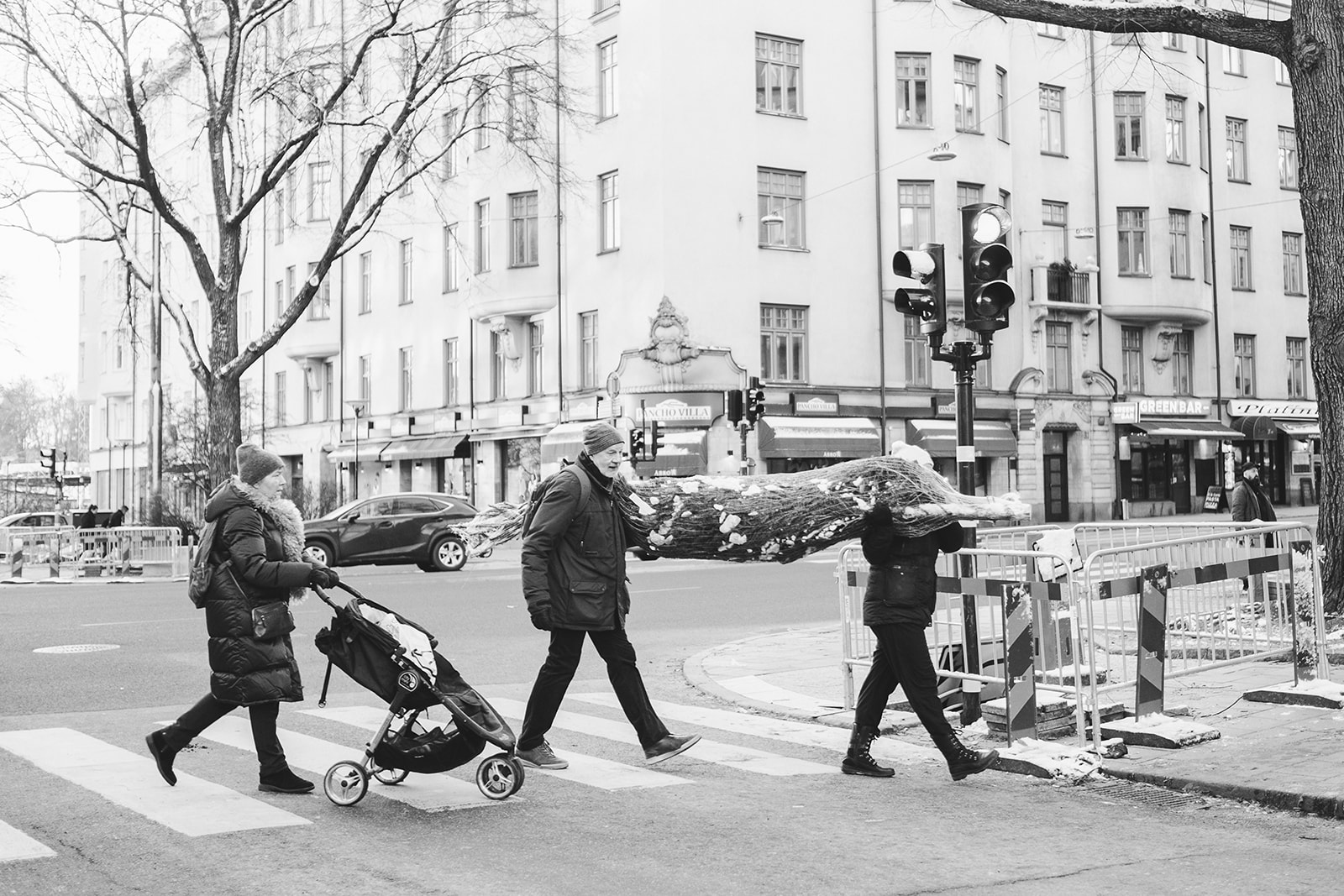 Crossing Stockholm on foot between locations, black and white