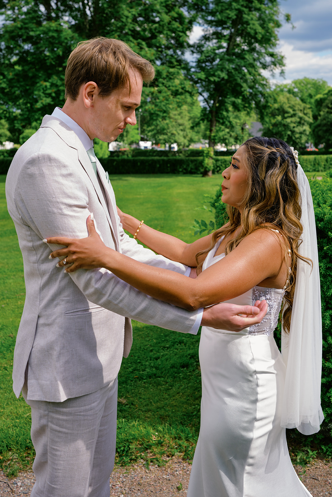 Pavi and Edvin at the first look in the manor garden