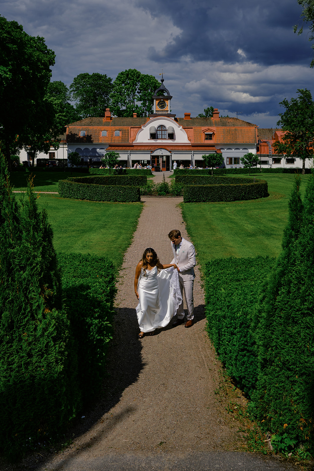 The couple on the garden path with Gysinge Herrg&aring;rd behind them
