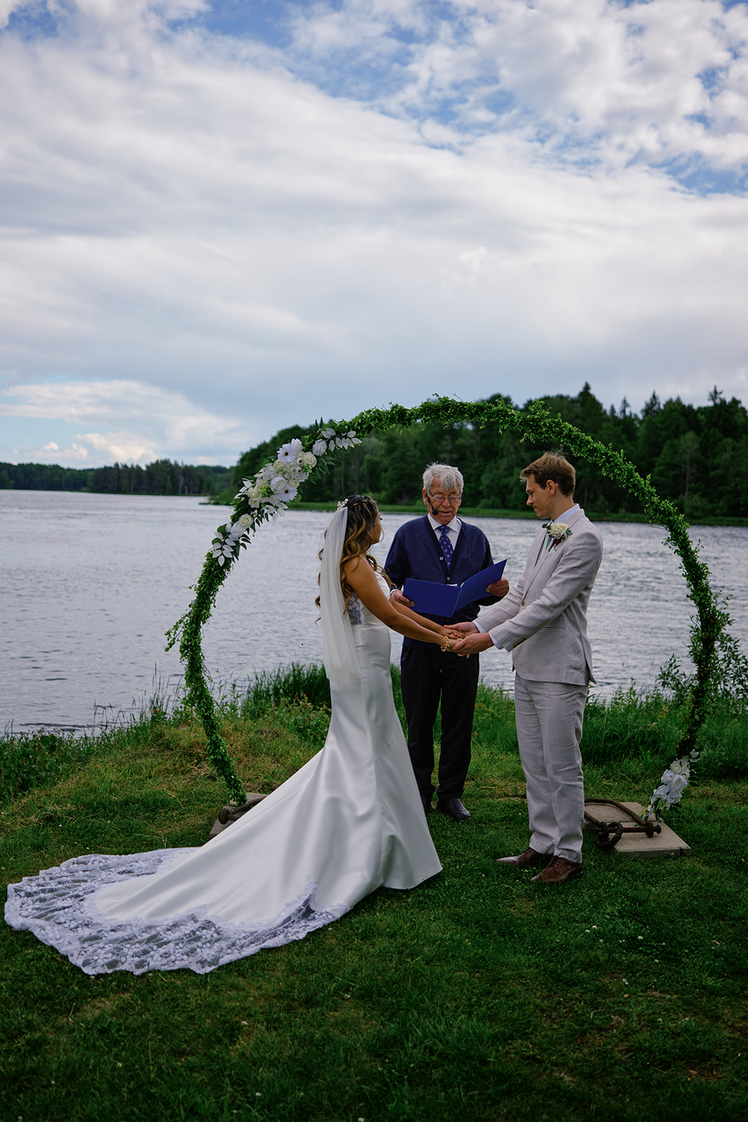 The wedding ceremony at Gysinge Herrg&aring;rd beside the water