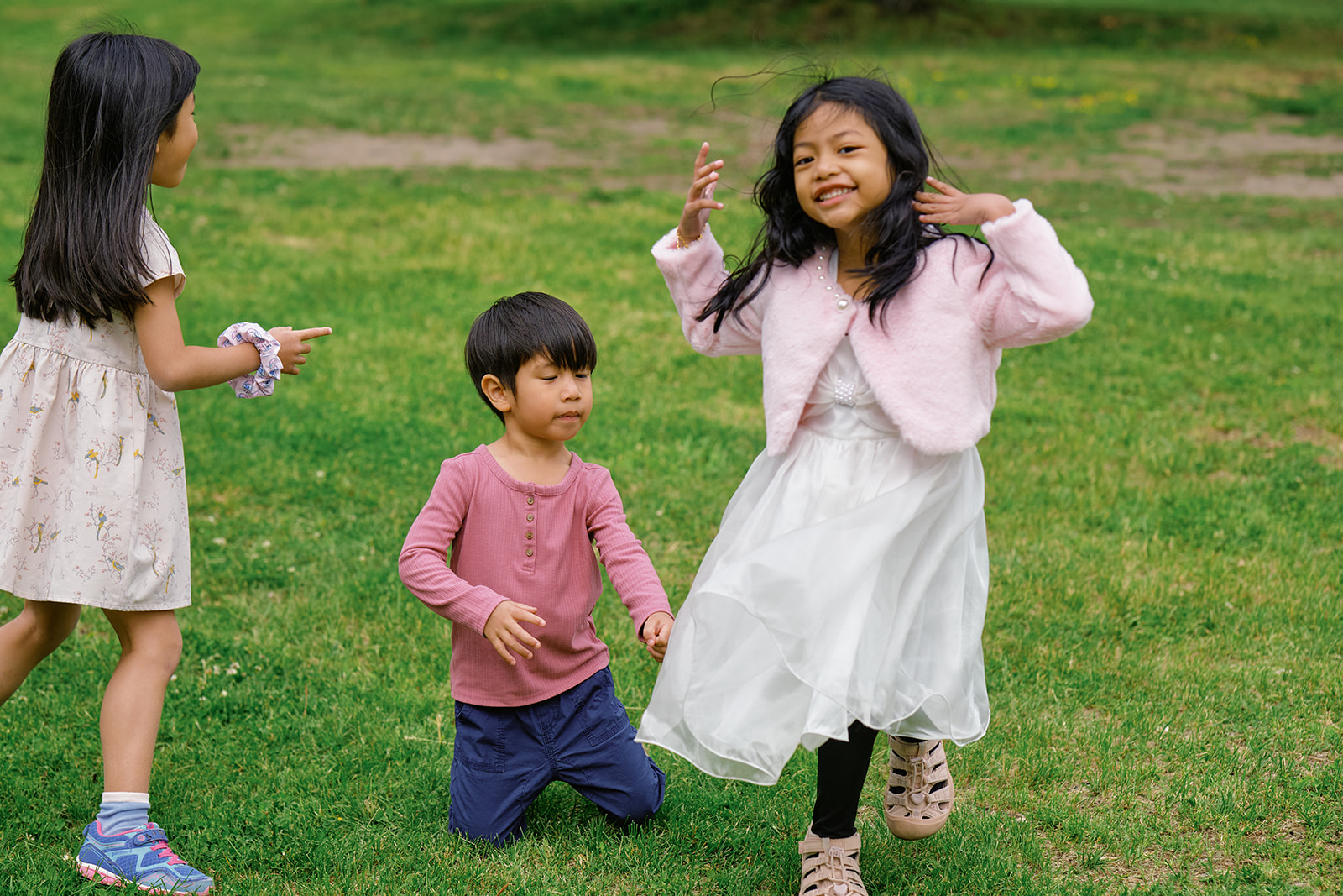 Children running on the grass at Gysinge Herrg&aring;rd