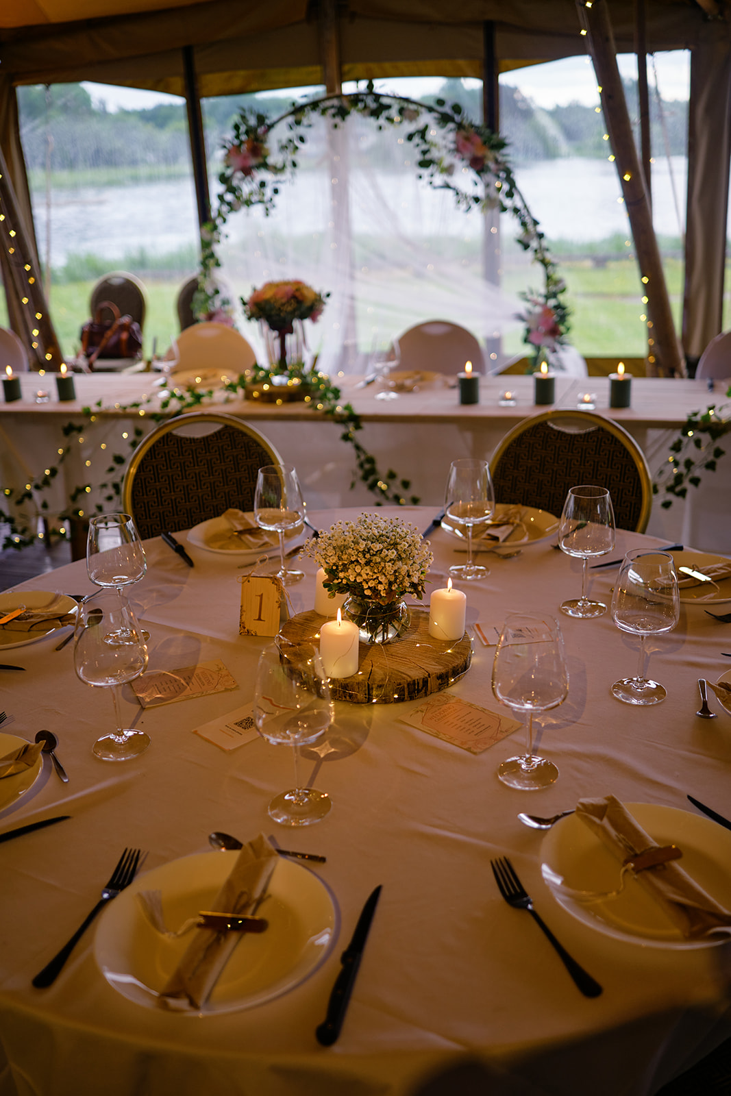 Candles and flowers on the wedding dinner table