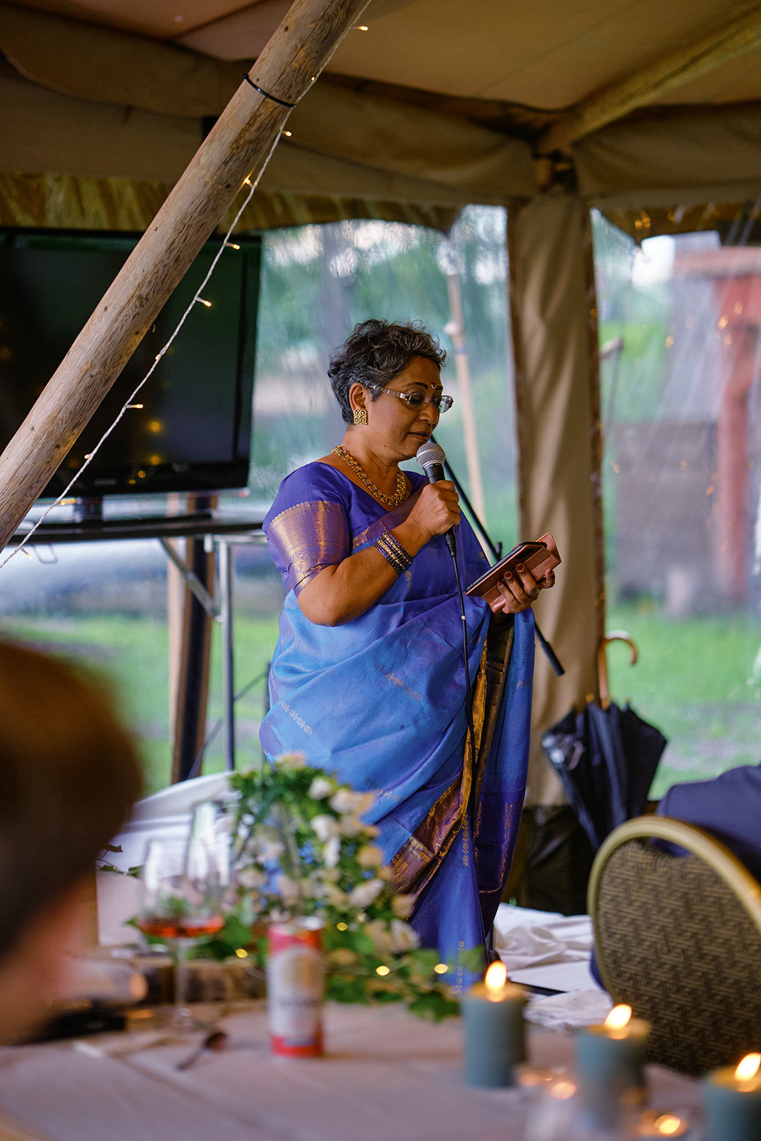 A guest singing during the speeches at the wedding dinner