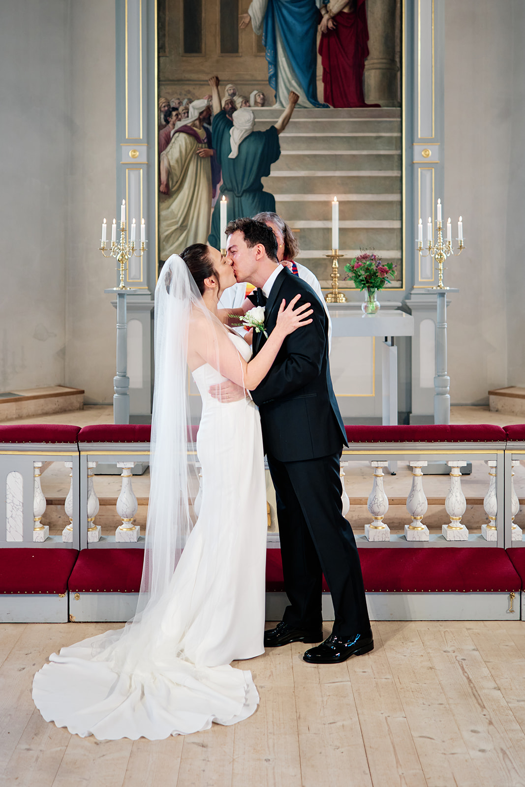 The first kiss at Sl&auml;ps kyrka, S&auml;r&ouml;