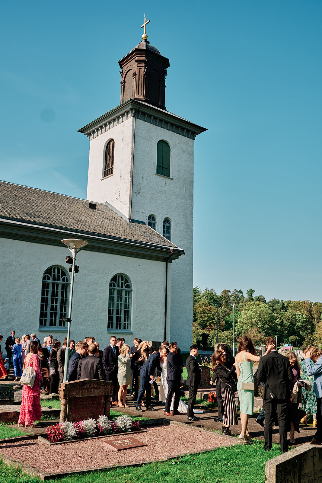 Sl&auml;ps kyrka in S&auml;r&ouml; with the wedding party outside