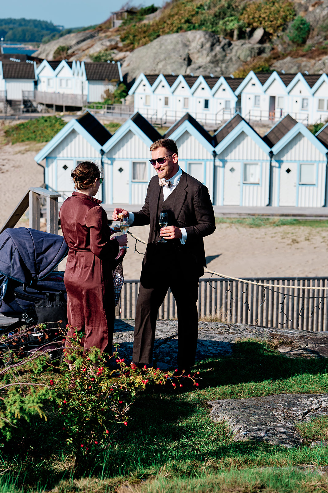 Guests arriving among the bathing cabins at Hov&aring;s Kallbadhus