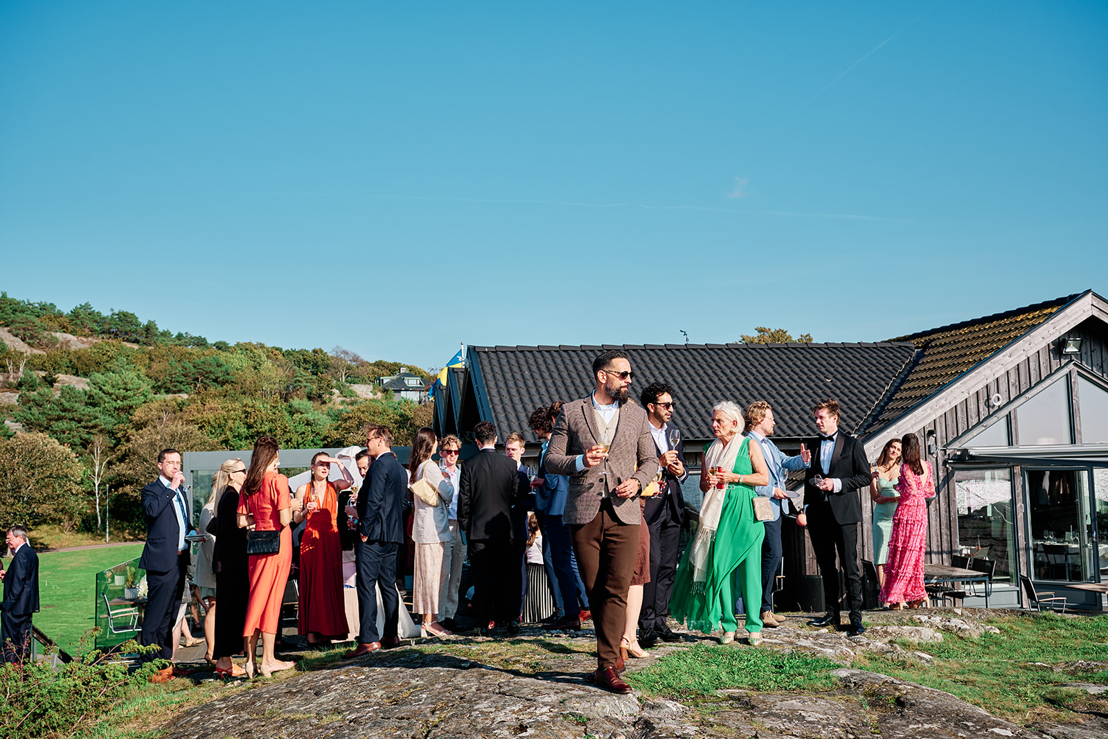 Guests on the rocks outside Hov&aring;s Kallbadhus