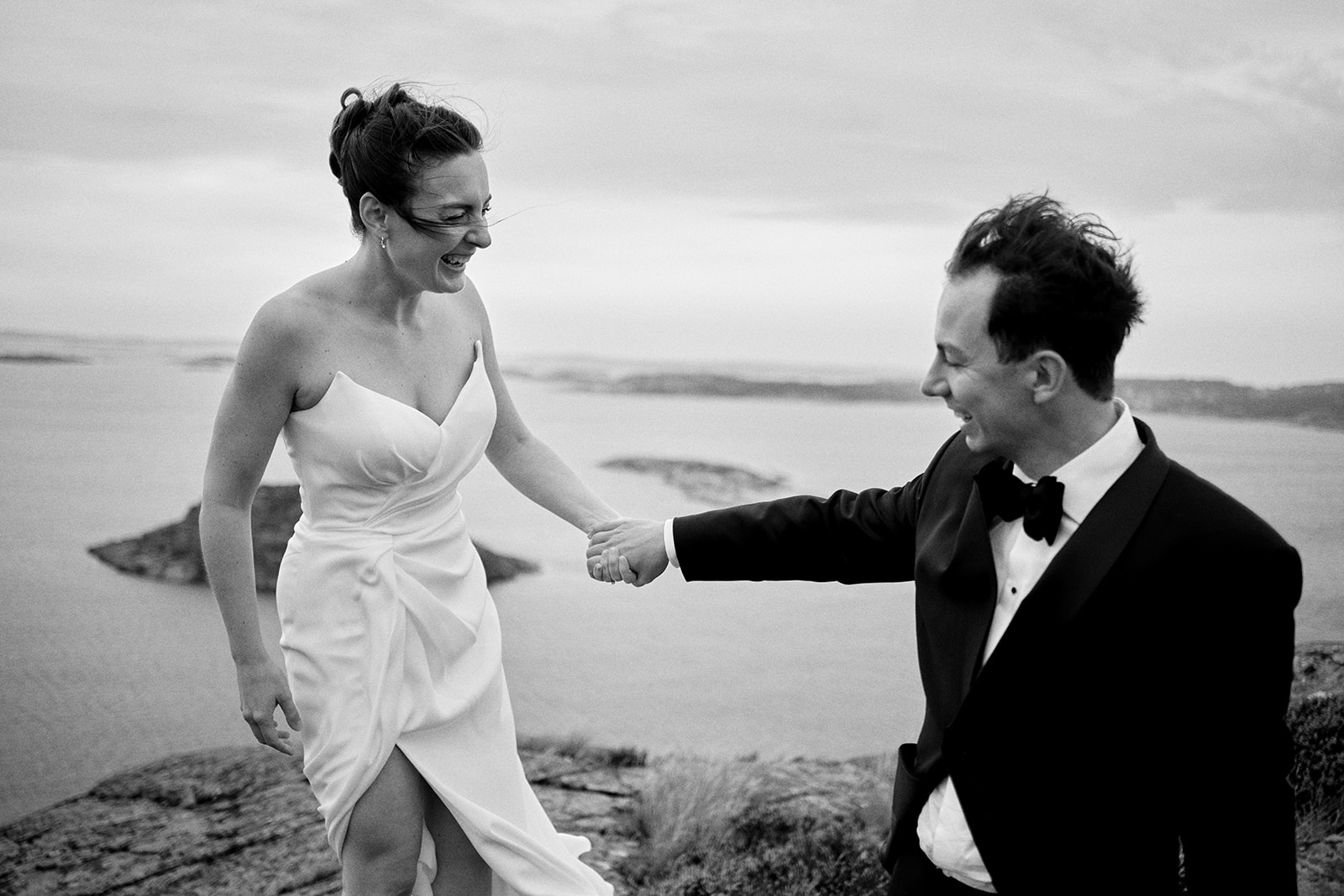 Bride and groom on the rocks at Hov&aring;s, black and white