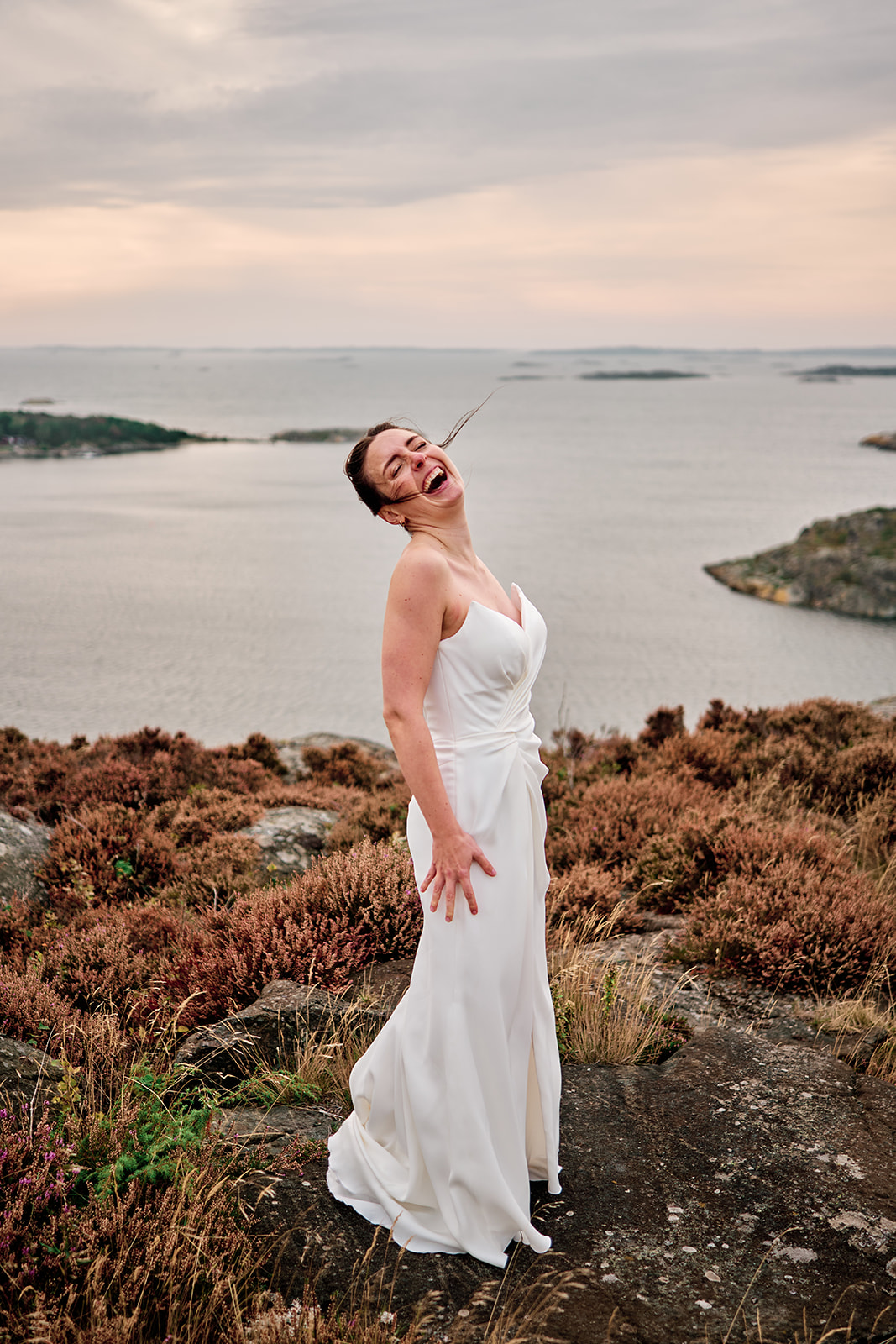 The bride laughing on the coast at Hov&aring;s
