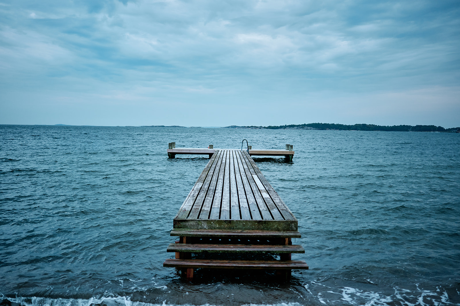 The diving pier at Hov&aring;s Kallbadhus