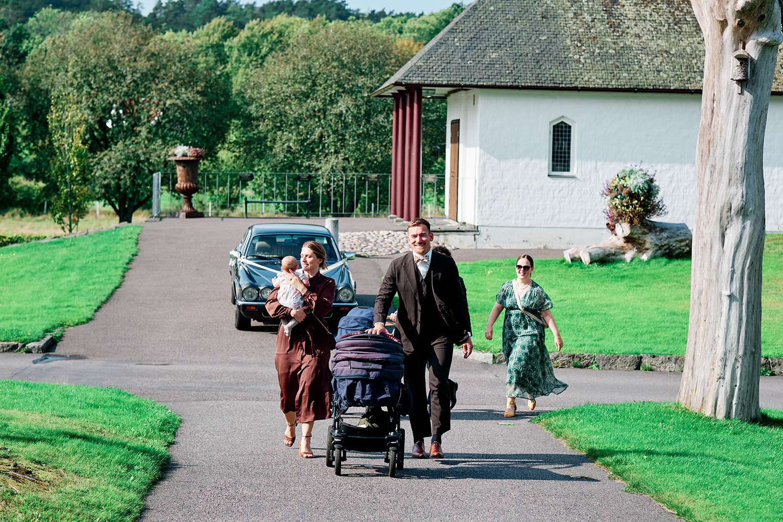 Guests walking up to Sl&auml;ps kyrka in S&auml;r&ouml; on the morning of the wedding