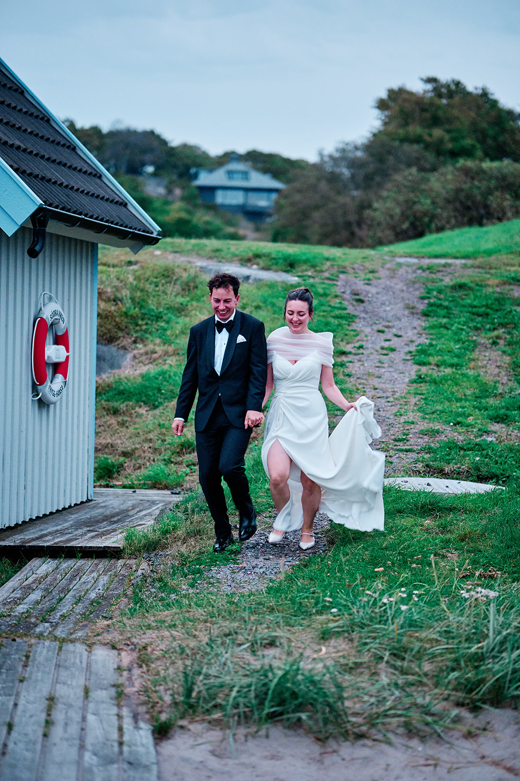 Bride and groom by the bathing cabins, Hov&aring;s Kallbadhus br&ouml;llop