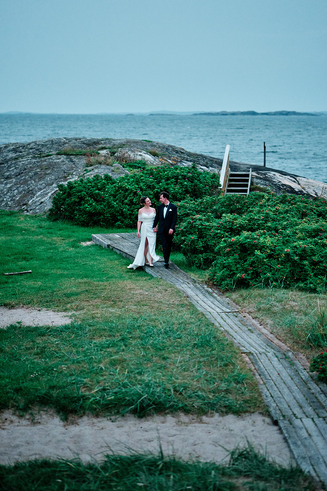 The couple on the path down to the water at Hov&aring;s