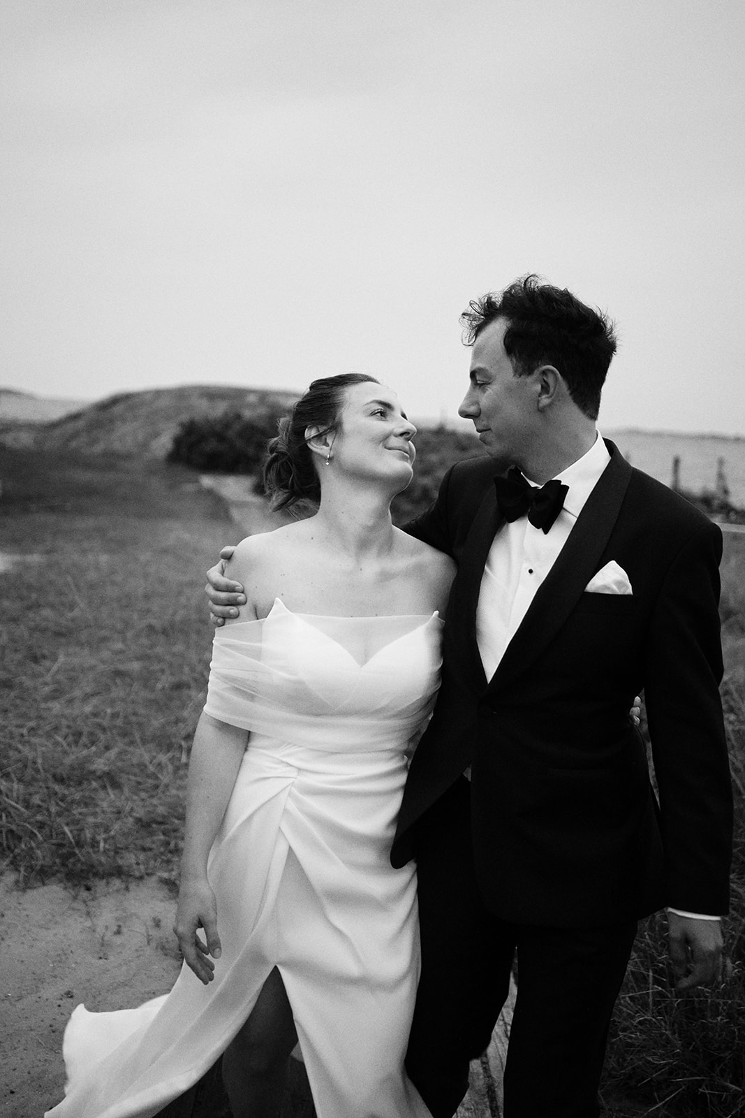 Black and white portrait of the couple by the sea